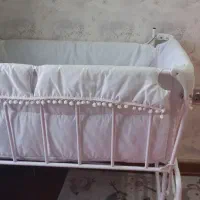 تخت و گهواره کنار مادر کاملا سالم|تخت و صندلی بچه|رشت, نامجو|دیوار