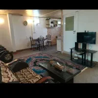 به خانم جهت مرتب کردن خانه