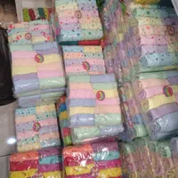 فروشنده خانم در لباس زیر فروشی زنانه