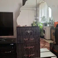 کمد آرایش آینه ای کشو دار در حد نو