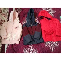 تعداد زیادی لباس مختلف هودی کاپشن شلوارلی و..