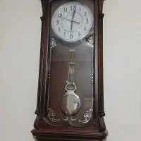 سه عدد ساعت دیواری در مدل های مختلف