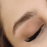 اصلاح تخصصی ابرو همراه با قرینه سازی