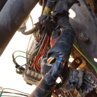 سیم‌کشی زیر داشبورد الوند ۶تن