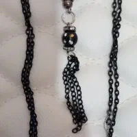 یک عدد گردنبند وآویز مشکی
