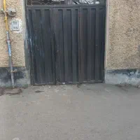 درب گاراژی و نرده روی دیوار.و تیرآهن.