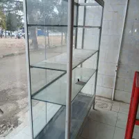 میز تحریر و صندلی چرخان و ۲ دستگاه ویترین