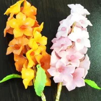 تعدادی مجسمه وگل