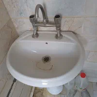 روشویی همراه با شیر آب گرم و سرد