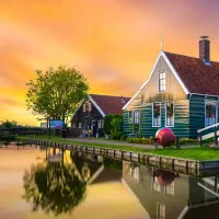 زمین-تفکیک-شده-با-سه-طبقه-روی-پیلوت