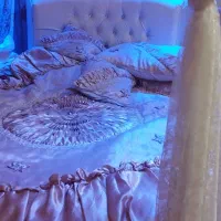 تخت خواب گرد کار کرده ولی سالم با پرده وچراغ سالم