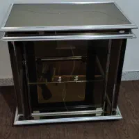 باسلام میز تلویزیون تمام شیشه است
