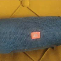 یک دستگاه اسپیکر JBL رنگ آبی