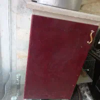 کابینت زیر سماوری و تعدادی وسیله در تصویر فروشی