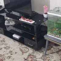میز شیشه ای زیر تلویزیون