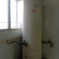 یک عدر ابگرمکن مخضن دار بزرگ