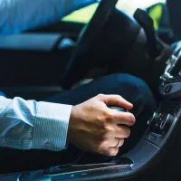 یک آقای بازنشسته جهت رانندگی در شرکت