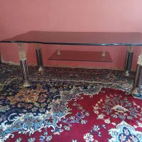 میز شیشه ایی بزرگ وسط مبلی