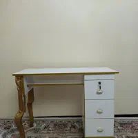 میز تحریر و کامپیوتر و ادراری