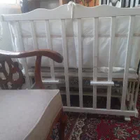 تخت کنار مادر گهواره