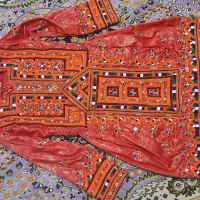 لباس خوشرنگ قرمز