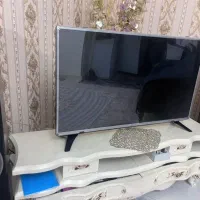 تلویزیون 43 همراه میز
