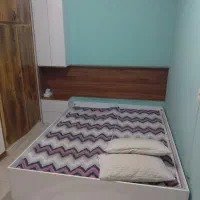 تخت دو نفره به همراه کمد و بغل تختی،کارکرده