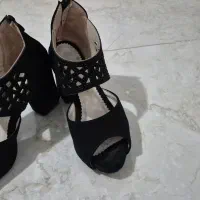 تعدادی کفش زنانه و دخترانه