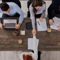 کارمند اداری مسلط به ورد اکسل و شبکه های اجتماعی