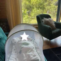 کالسکه و تخت کنار مادر سیسمونی در حد نو|تخت و صندلی بچه|چالوس, |دیوار