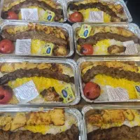 یک نفر آشپز تخته کار  ویکنفر کارگر ساده