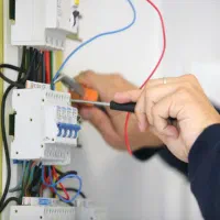 برقکار برق‌کار صنعتی رفع اتصال عیب یابی