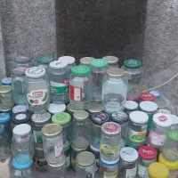 تعدادی شیشه مربا و رب
