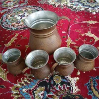دوتا پارچ آب و ۱۰ تا لیوان