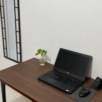 لپ تاپ و میز تحریر
