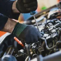 مکانیک برق کار همراه با جرثقیل