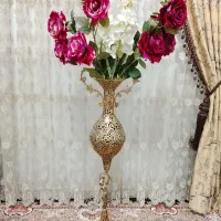 گل و گلدان کنار سالن