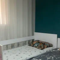 تخت کودک کنار مادر
