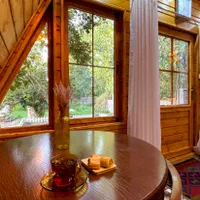 کلبه سوئیسی جکوزی دار گیله سوسو(با صبحانه رایگان)|اجارهٔ کوتاهمدت ویلا و باغ|کوچصفهان, |دیوار