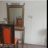 یک میز آرایشی و صندلی