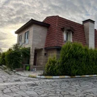 ویلا ۳۰۰متری مالک برای مهاجرت زیر قیمت میفروشه