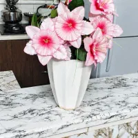 گلدان سرامیکی همراه با گلهای مصنوعی