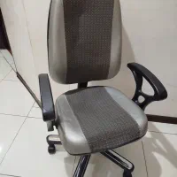 صندلی تبی میز تحریر و کامپیوتر