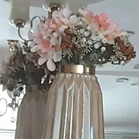 گلدان به همراه گل