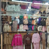 فروشنده لباس بچه گانه اشنا به فروشندگی