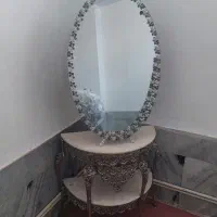 فروش آینه و میزش