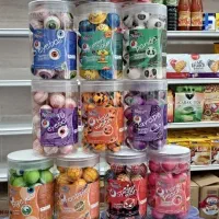 ویترین قرمز مغازه ای