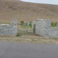 1. زمین باغی دیوارکشی و فنس‌کشی شده کنار جاده اصلی|فروش زمین و ملک کلنگی|دورود, |دیوار