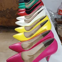 به یک خانم محترم در تولیدی کفش زنانه با محیط سالم