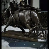 گاو چرون مجسمه برنزی